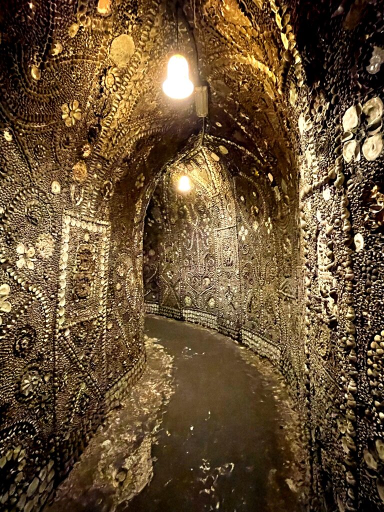edyta-domaradzka- Welcome to the mesmerizing Shell Grotto in Margate, a tunnel adorned with an incredible assortment of shells.